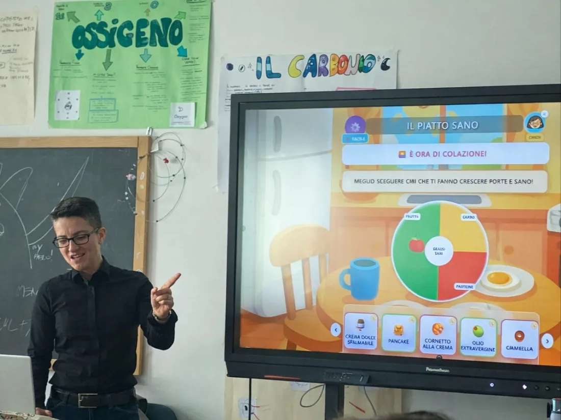 Una lezione del programma «Mangiare Bene, Crescere Meglio» con il gioco «Il Piatto Sano» proiettato alla LIM